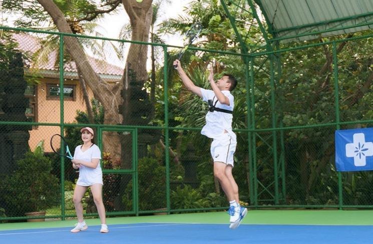Potret Raffi Ahmad dan Nagita Slavina main tenis bareng. (Instagram/@raffinagita1717)