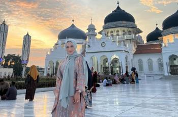 10 Potret Krisdayanti di Aceh, Momen Doakan Korban Tsunami Bikin Ikut Berkaca-kaca