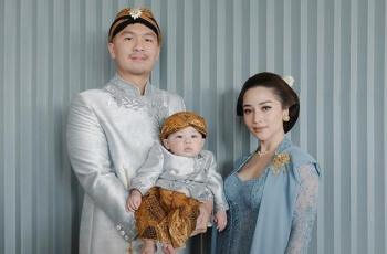 12 Momen Tedak Siten Baby Izz Anak Nikita Willy, Gemas Banget Pakai Blangkon!