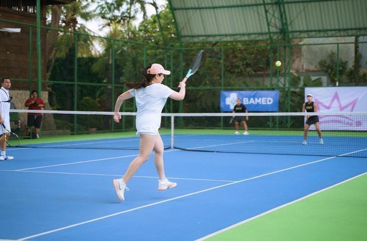 Potret Raffi Ahmad dan Nagita Slavina main tenis bareng. (Instagram/@raffinagita1717)