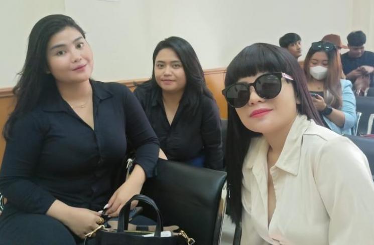 Rosa Meldianti dan Dinar Candy menghadiri sidang Nikita Mirzani di PN Serang, Senin (21/11/2022). (MataMata.com/Rena Pangesti)