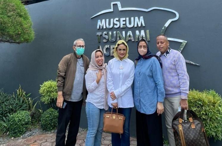 Potret Krisdayanti di Aceh. (Instagram/@krisdayantilemos)