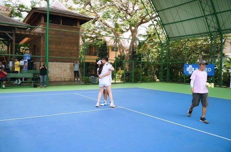 Potret Raffi Ahmad dan Nagita Slavina main tenis bareng. (Instagram/@raffinagita1717)
