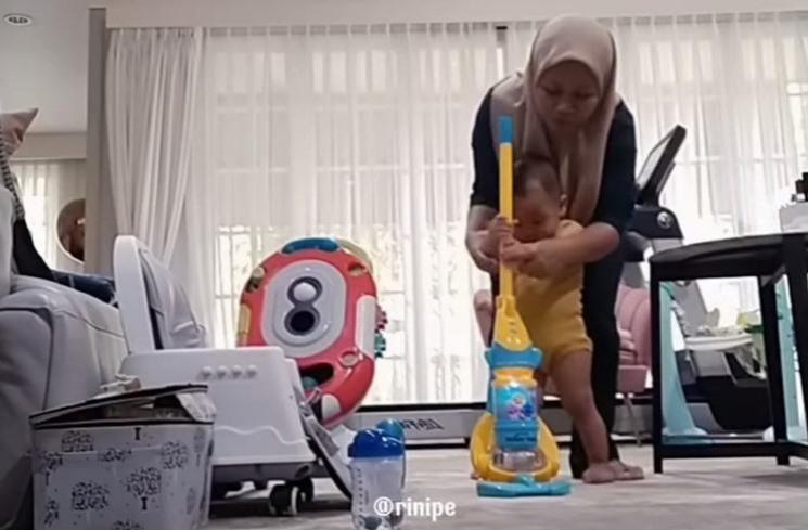 Momen Rayyanza Si Anak Sultan Ngepel Lantai. (Instagram/@riniperdiyanti)