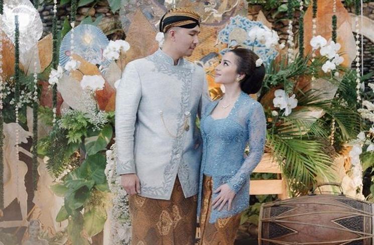 Momen Tedak Siten Baby Izz Anak Nikita Willy. (Instagram/thepotomoto)