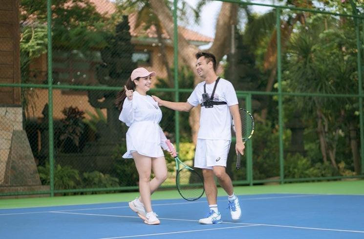 Potret Raffi Ahmad dan Nagita Slavina main tenis bareng. (Instagram/@raffinagita1717)
