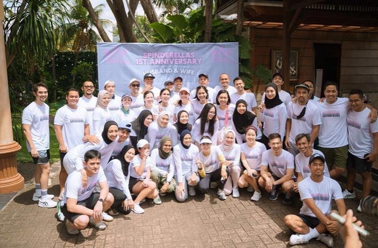 Potret Raffi Ahmad dan Nagita Slavina main tenis bareng. (Instagram/@raffinagita1717)