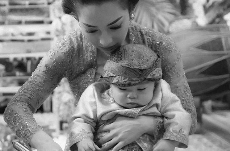 Momen Tedak Siten Baby Izz Anak Nikita Willy. (Instagram/thepotomoto)