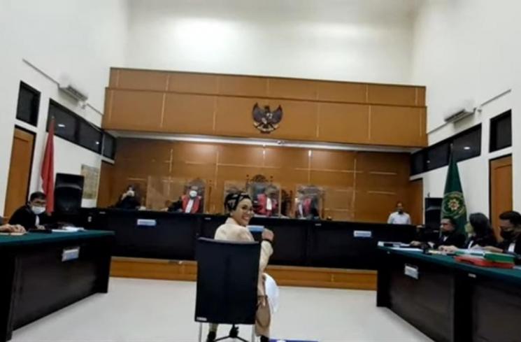 Nikita Mirzani jalani sidang kasus pencemaran nama baik di Pengadilan Negeri Serang, Senin (21/11/2022) (MataMata.com/Rena Pangesti)