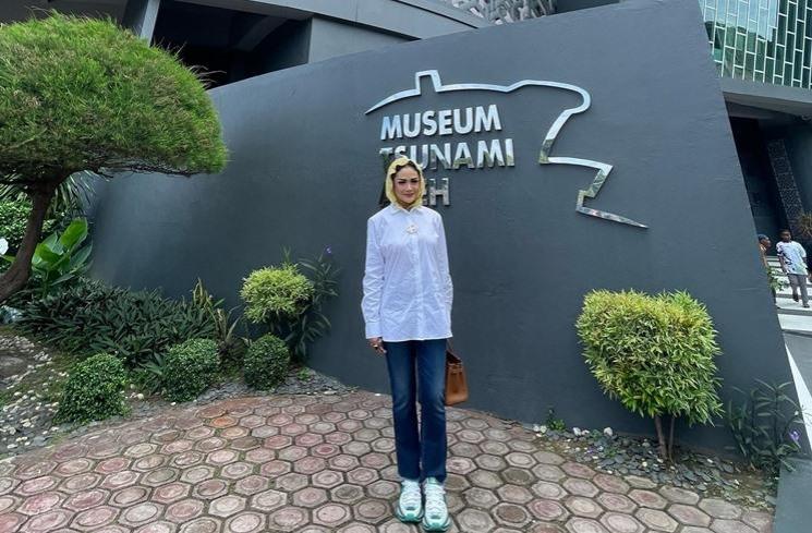 Potret Krisdayanti di Aceh. (Instagram/@krisdayantilemos)