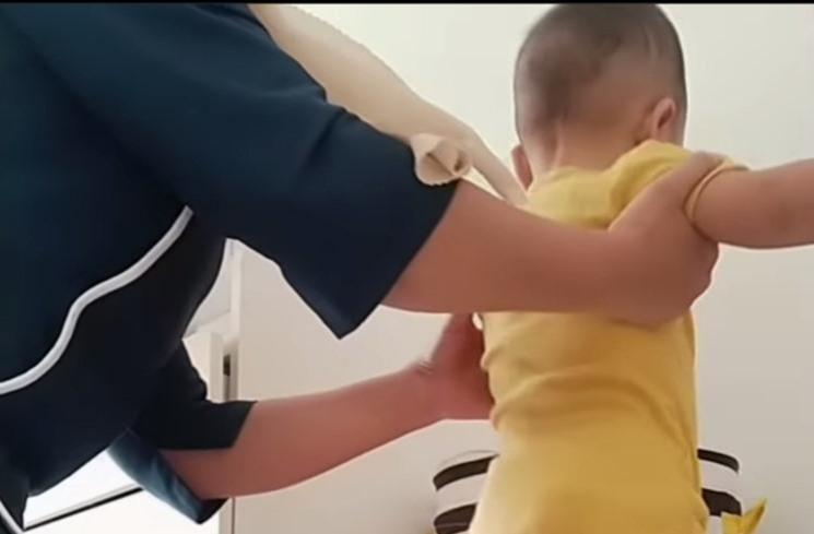 Momen Rayyanza Si Anak Sultan Ngepel Lantai. (Instagram/@riniperdiyanti)