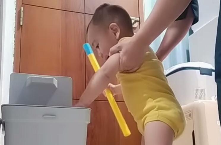 Momen Rayyanza Si Anak Sultan Ngepel Lantai. (Instagram/@riniperdiyanti)