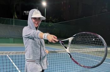 8 Potret Syahrini Main Tenis di Singapura yang Bikin Salfok, Pakai Outfit Cetar Bak Anak ABG
