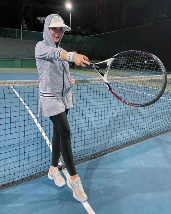 Potret Syahrini Main Tenis di Singapura(Instagram/@princessyahrini)