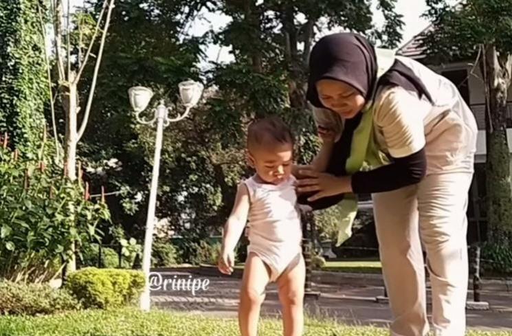 Momen Rayyanza Si Anak Sultan Ngepel Lantai. (Instagram/@riniperdiyanti)