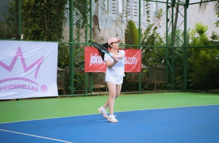 Potret Raffi Ahmad dan Nagita Slavina main tenis bareng. (Instagram/@raffinagita1717)