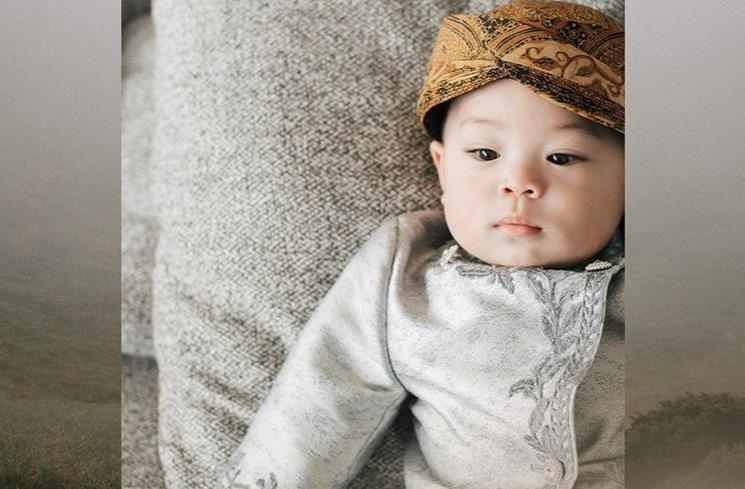 Momen Tedak Siten Baby Izz Anak Nikita Willy. (Instagram/thepotomoto)