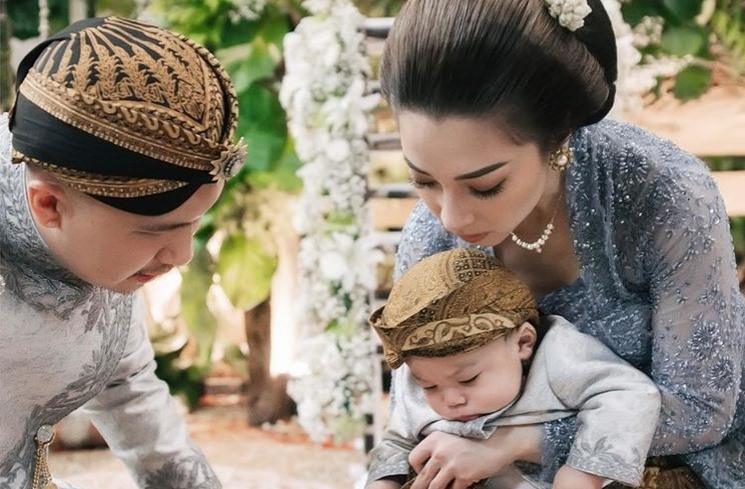 Momen Tedak Siten Baby Izz Anak Nikita Willy. (Instagram/thepotomoto)