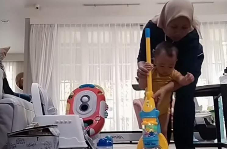 Momen Rayyanza Si Anak Sultan Ngepel Lantai. (Instagram/@riniperdiyanti)