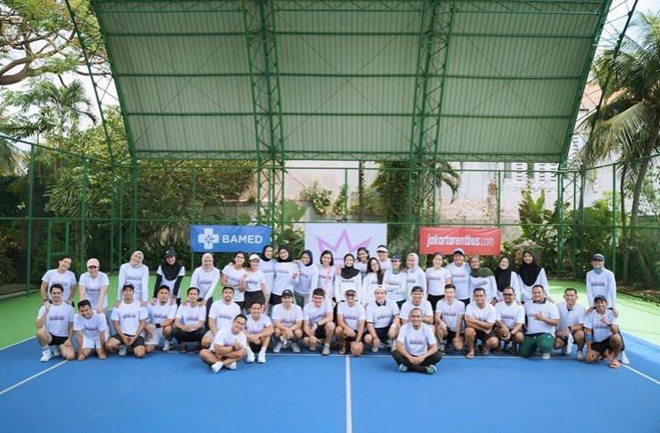 Potret Raffi Ahmad dan Nagita Slavina main tenis bareng. (Instagram/@raffinagita1717)