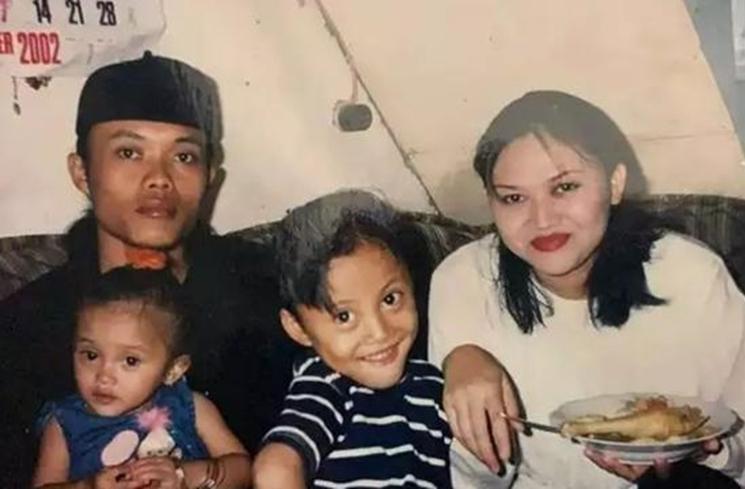 Potret lawas artis bareng anak (Instagram/@rizkyfbian)