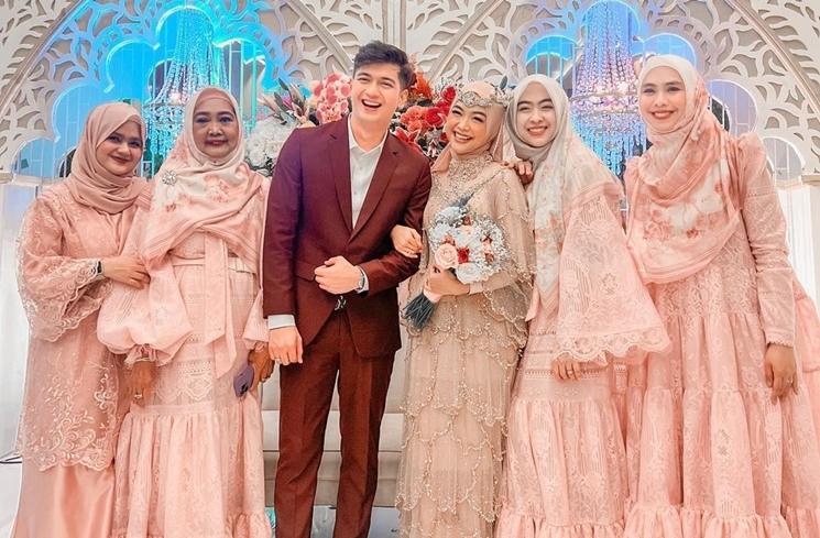 Potret Anniversary Pernikahan Ria Ricis dan Teuku Ryan (Instagram/@okisetianadewi)