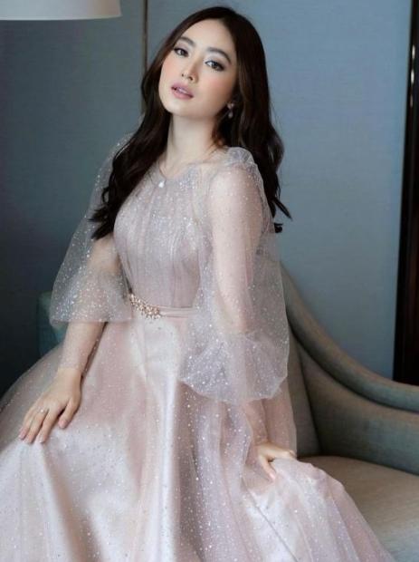 Gaya Artis Jadi Bridesmaid. (Instagram/natashawilona12)