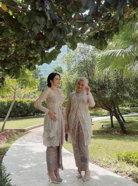 Gaya Artis Jadi Bridesmaid. (Instagram/enzystoria)