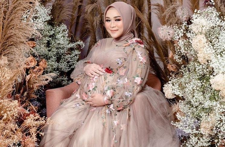 Maternity Shoot Syifa Adik Ayu Ting Ting. (Instagram/@syifaasyifaa)