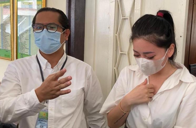Wendy Walters dan kuasa hukumnya Johanes Gea di Pengadilan Negeri Jakarta Utara, Selasa (22/11/2022). (MataMata.com/Adiyoga Priyambodo)