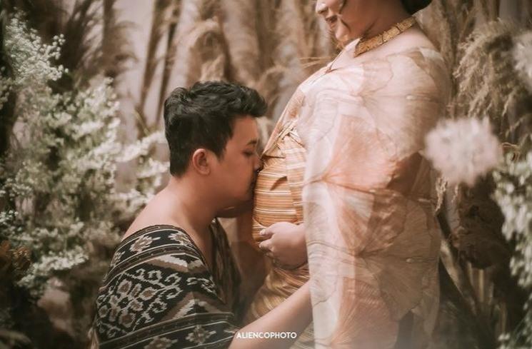 Maternity Shoot Syifa Adik Ayu Ting Ting. (Instagram/@syifaasyifaa)
