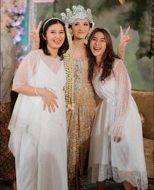 Gaya Artis Jadi Bridesmaid. (Instagram/adindathomas)