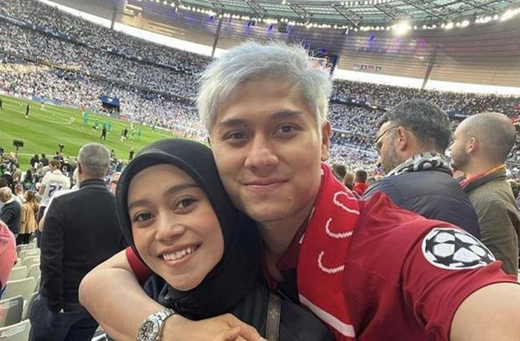 Artis Wanita Penggila Bola (Instagram/@rizkybillar)