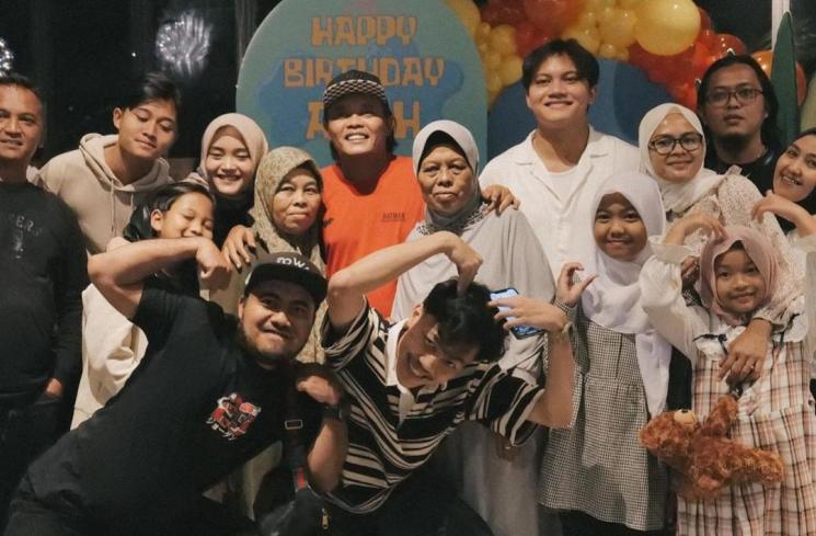 momen ulang tahun Sule (Instagram/@putridelinaa)