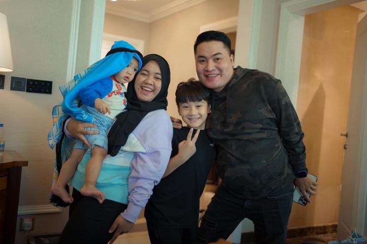 Potret Merry dan Lala Ikut ke Qatar. (Instagram/@merryraffiahmad)