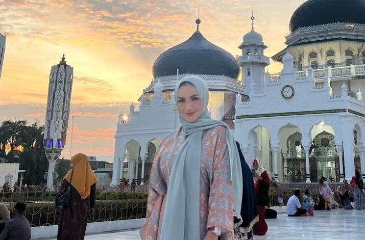 Potret Krisdayanti Berhijab saat Berkunjung ke Aceh (Instagram/krisdayantilemos)
