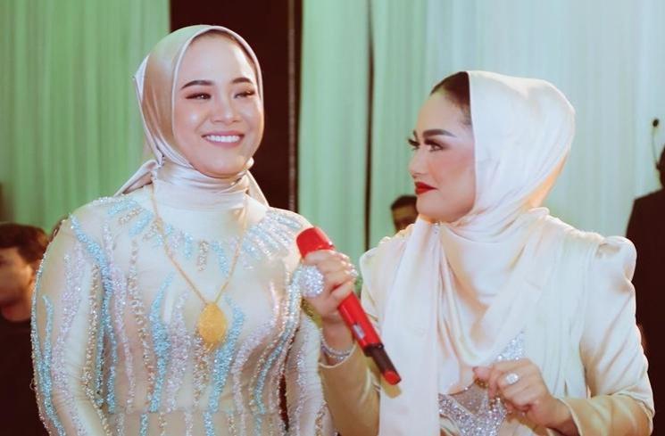 Potret Krisdayanti Berhijab saat Berkunjung ke Aceh (Instagram/krisdayantilemos)