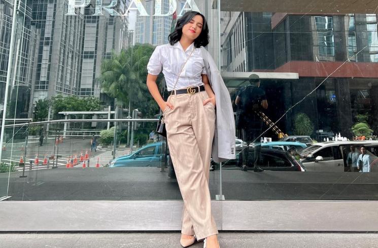 Gaya Fuji bak ibu-ibu workaholic. (Instagram/@fuji_an)