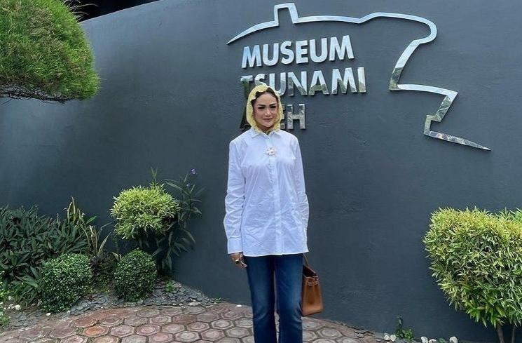 Potret Krisdayanti Berhijab saat Berkunjung ke Aceh (Instagram/krisdayantilemos)