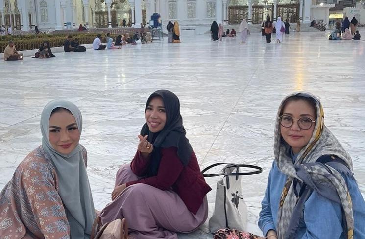 Potret Krisdayanti Berhijab saat Berkunjung ke Aceh (Instagram/krisdayantilemos)