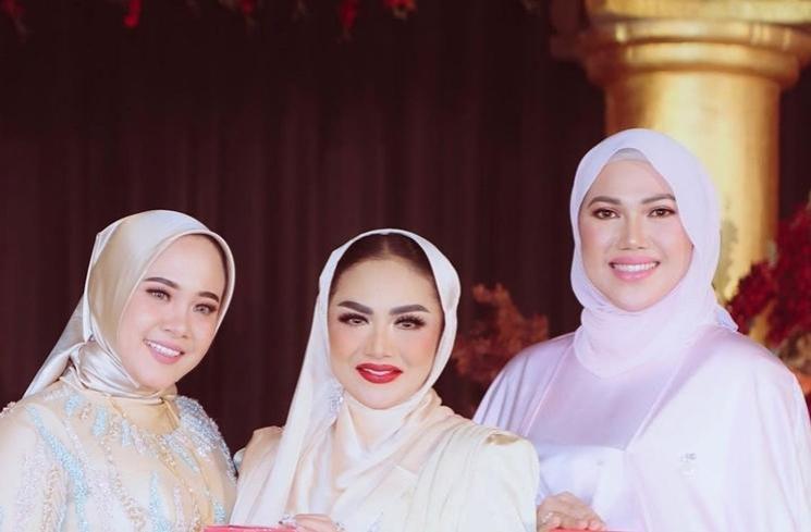 Potret Krisdayanti Berhijab saat Berkunjung ke Aceh (Instagram/krisdayantilemos)