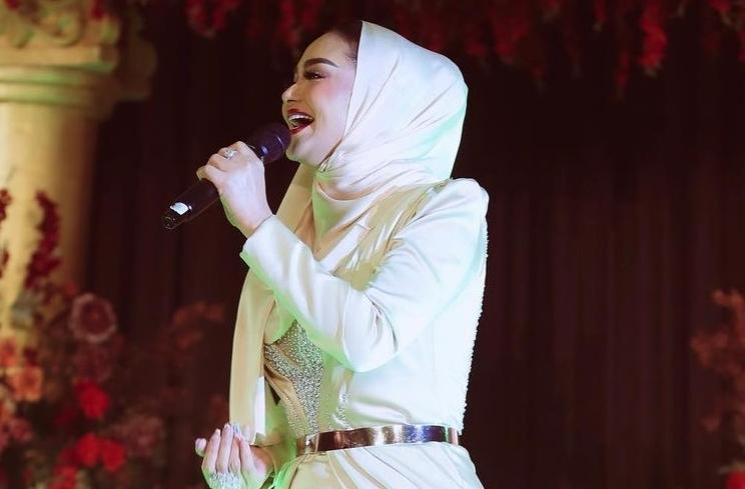 Potret Krisdayanti Berhijab saat Berkunjung ke Aceh (Instagram/krisdayantilemos)