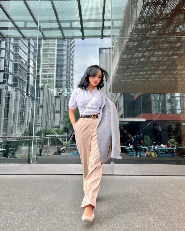 Gaya Fuji bak ibu-ibu workaholic. (Instagram/@fuji_an)