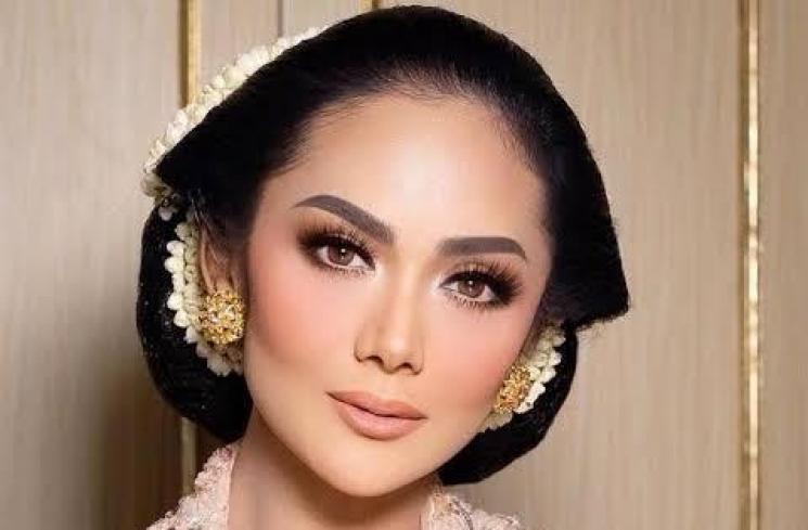 Gaya Penyanyi di Nikahan Anak(Instagram/@krisdayantilemos)