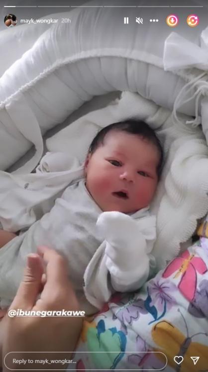 Potret kelahiran anak pertama Mayky Wongkar eks Ria Irawan. (Instagram/@mayk_wongkar)