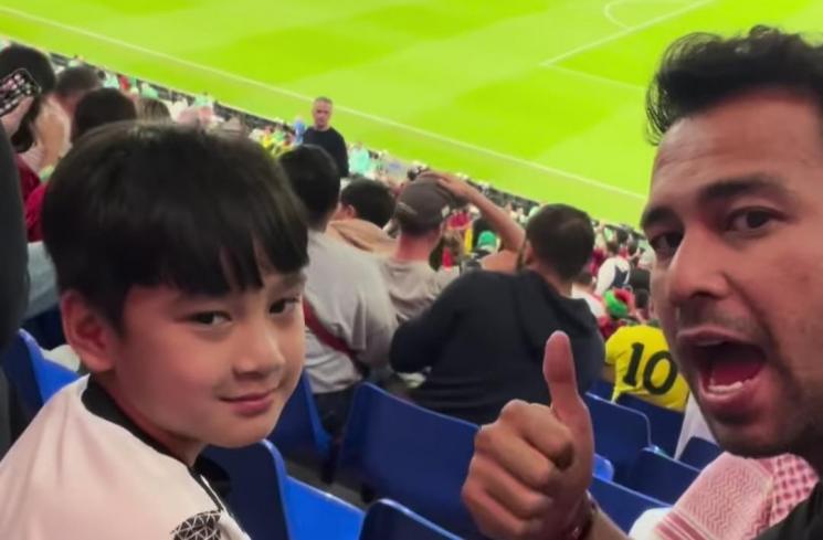 Raffi Ahmad dan Rafathar nonton Piala Dunia (Instagram/@raffinagita1717)