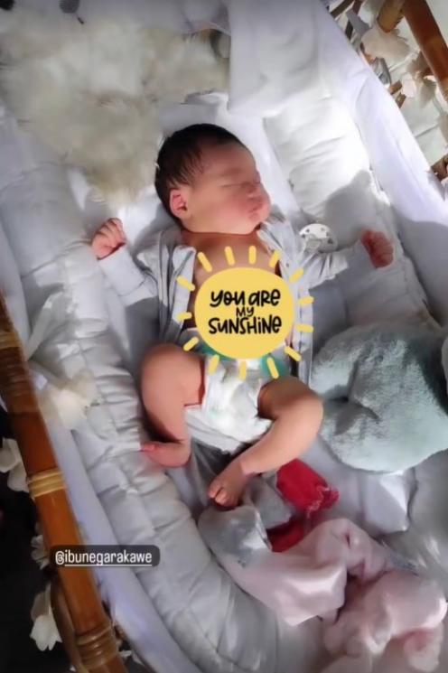 Potret kelahiran anak pertama Mayky Wongkar eks Ria Irawan. (Instagram/@mayk_wongkar)