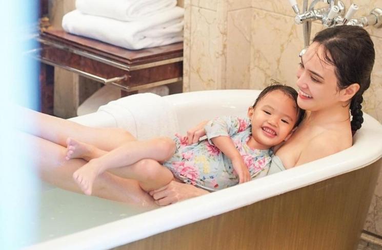 Shandy Aulia dan Baby Claire. (Instagram/shandyaulia)