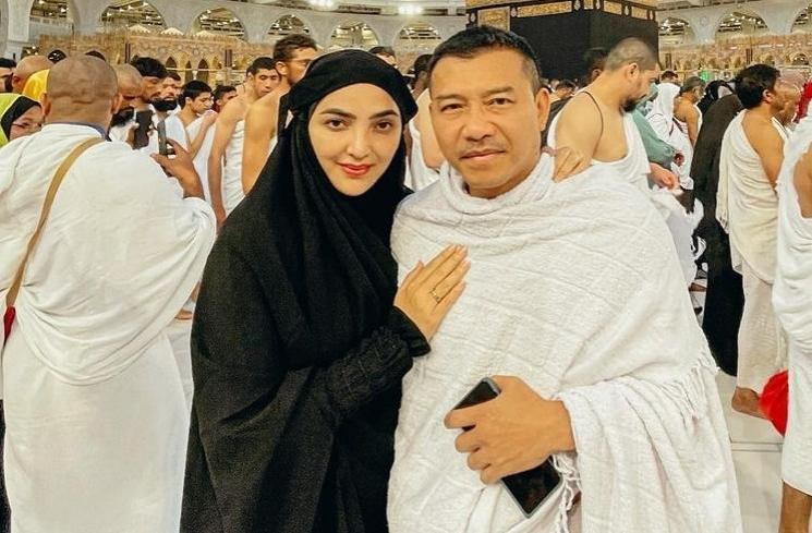 Artis yang menikah dengan jarak usia jauh (Instagram/@ashanty_ash)
