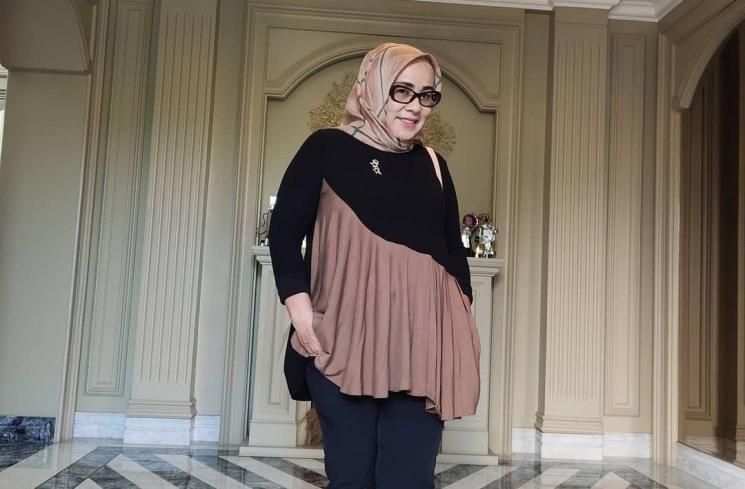 Potret Ibunda Prilly Latuconsina yang Jarang Tersorot(Instagram/ullydjulita02)